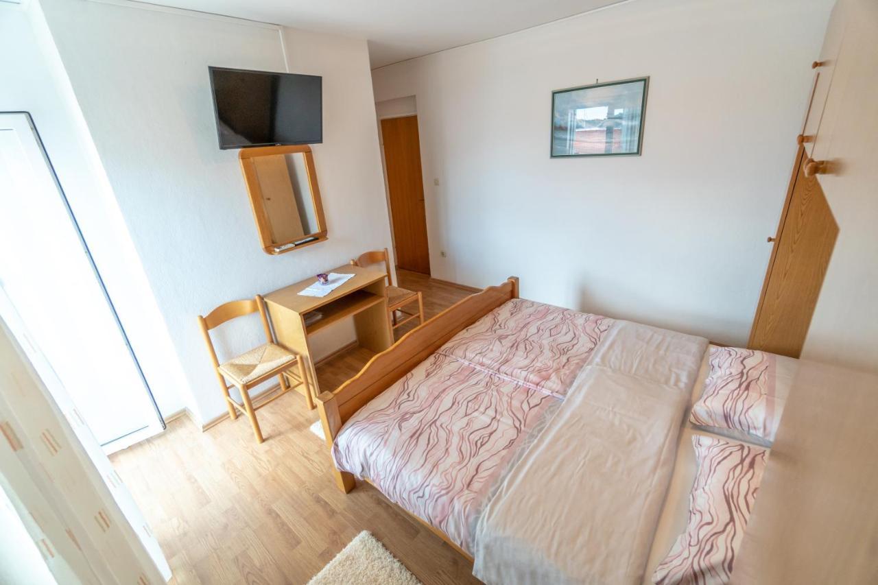 Apartments And Rooms By The Sea Palit, Rab - 5010 Quarto foto